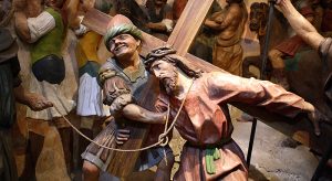 Foto di un gruppo scultoreo delle "Capele" di Cerveno, raffigurante Gesù che porta la croce