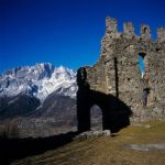 Scorcio della Concarena dietro alle mura diroccate del Castello di Cimbergo